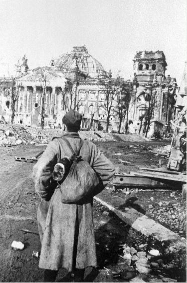  Берлин, 1945 год. Михаил Макаров, боец-пехотинец. Перед рейхстагом. Фото А.Морозова