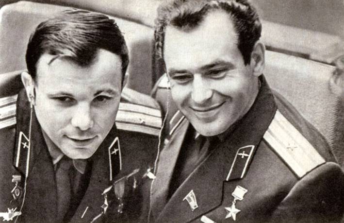 Юрий Алексеевич Гагарин и Герман Степанович Титов - первые летчики-космонавты, побывавшие в космосе в 1961 году