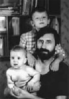 Семья Городовой Марии Александровны - Этот снимок был сделан в 1992 году. На нем - муж Марии - Василий Бабенко и сыновья Петр (на заднем плане) и Гоша. Василий погиб в 1998 году, Петр - в 2005 году