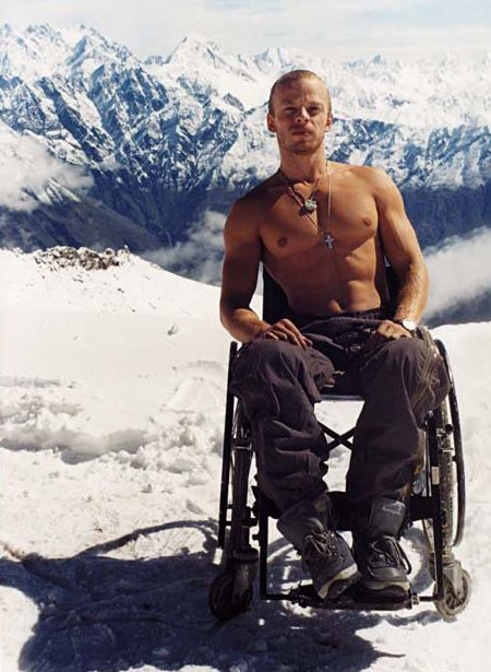 Владимир Крупенников (его сайты: inva.tv, krupennikov.ru) на горе Казбек, 1995 год - Взошел прямо со своей инвалидной коляской!