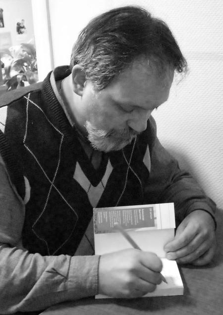 Священник Александр Дьяченко подписывает книгу Плачущий ангел читателю