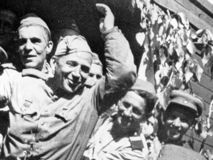 Солдаты-победители возвращаются домой. Встреча советских воинов-победителей в 1945 году. Фото С.Ситникова