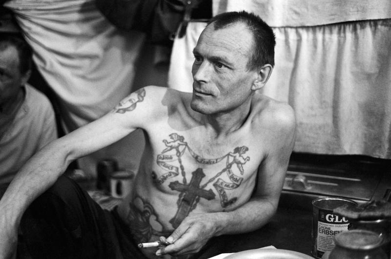 zona-osbogo-rezhima-1988-foto-nikolaj-postnikov-Krest-na-grudi-tatu