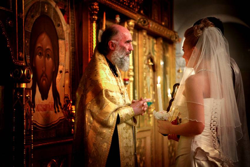 Венчание. Священник наставляет венчающихся жениха и невесту