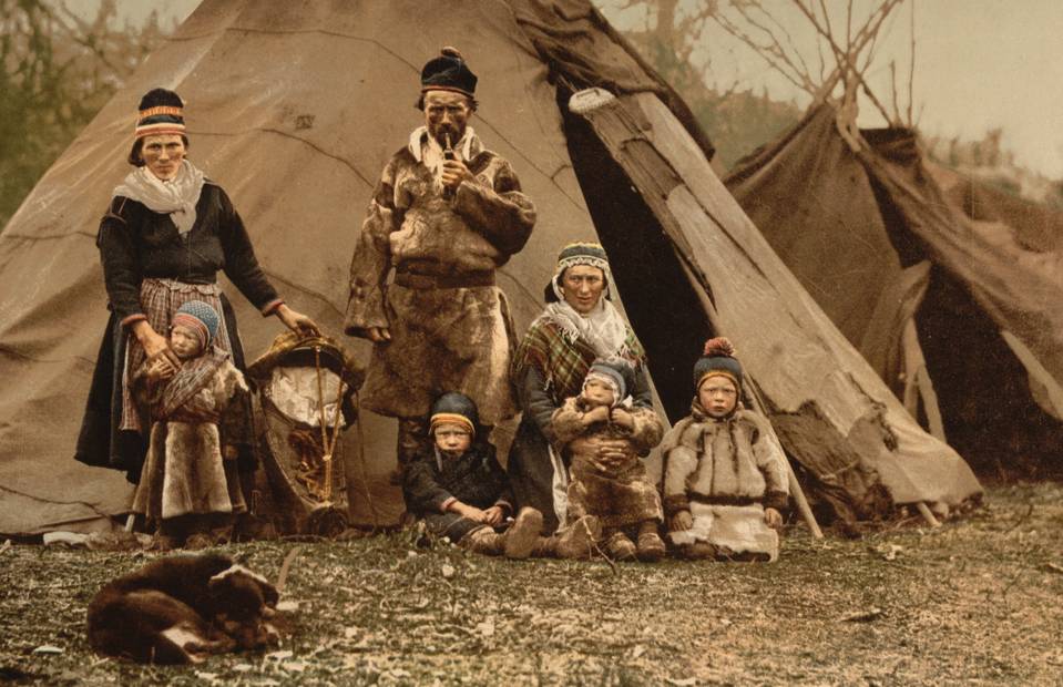 Финно-угорский народ «саамы» («лопари») около переносного летнего жилища - куваксы